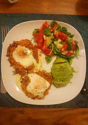 Une photo de Oeuf au plat dans son nid de patate douce