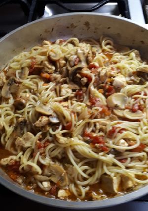 Una foto de Spaguettis con champiñones.rápidos !!