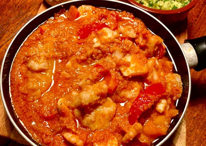 Испанская рыбная сковородка с томатным соусом и пикадой 🇪🇸