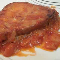 Una foto de Atún con cebolla y tomate