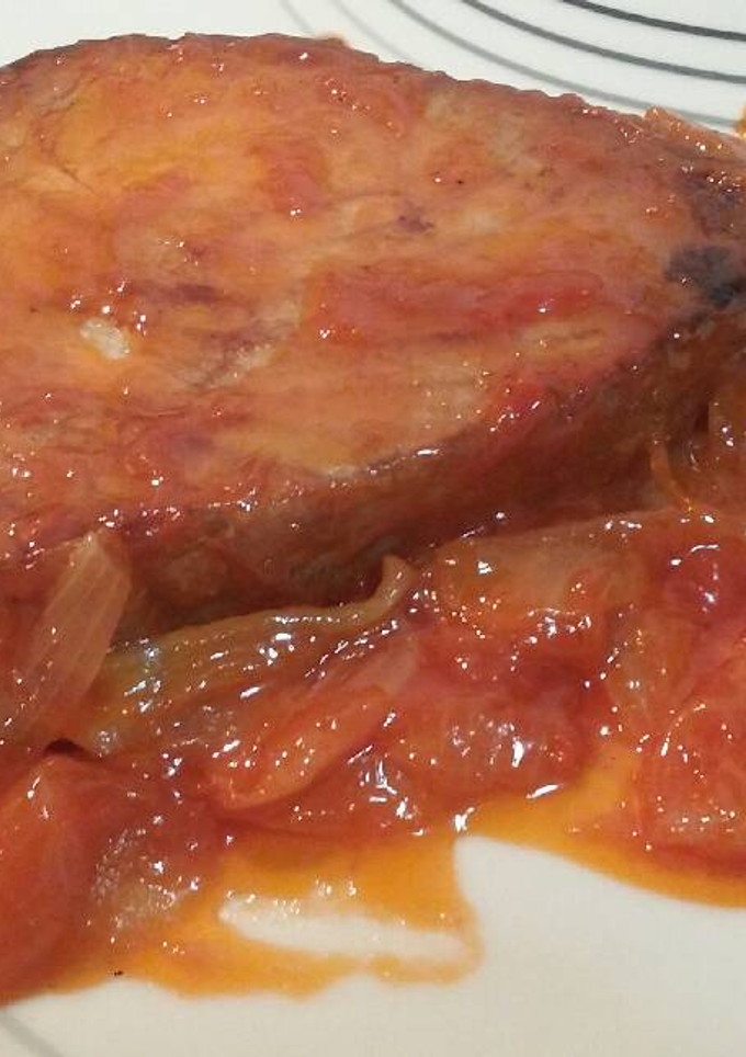 Una foto de Atún con cebolla y tomate