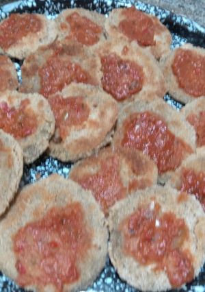 Una foto de Pizzetitas de Berenjenas con salsa