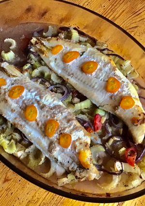 Une photo de Filets de loup de mer au céleri branche,oignon rouge et kumquat