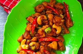 Bagaimana Menyiapkan Ayam kungpao ala ecy Praktis