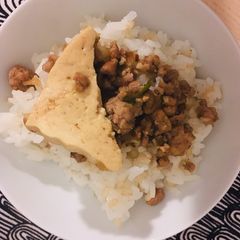 A picture of Taiwanese minced pork rice (魯肉飯) 🇹🇼.
