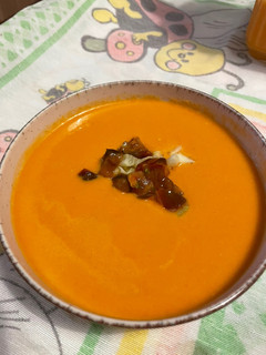 Una foto de Gazpacho con pan