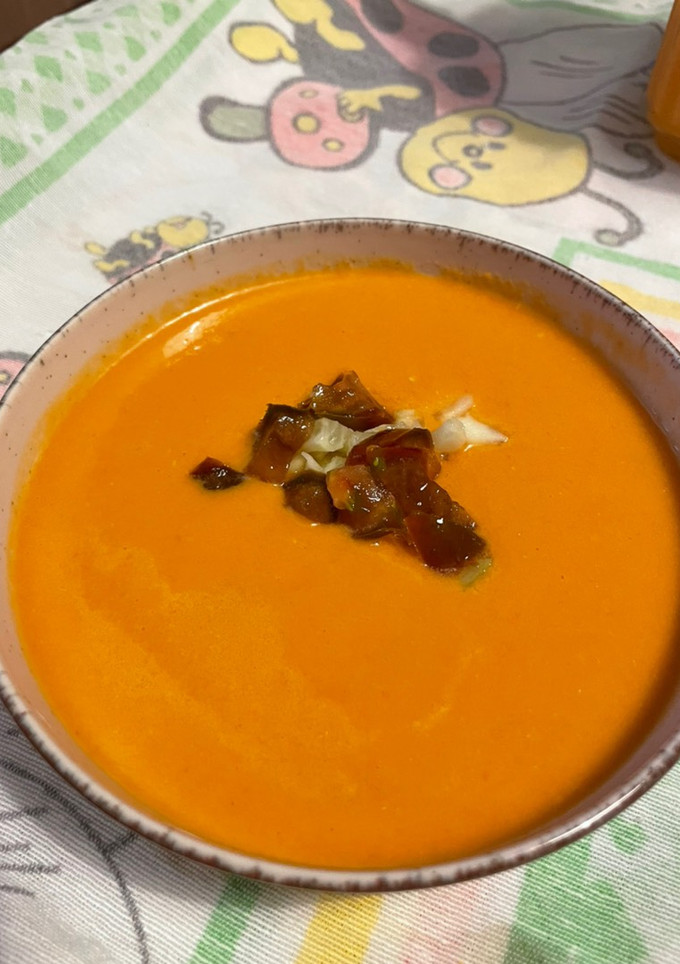 Una foto de Gazpacho con pan