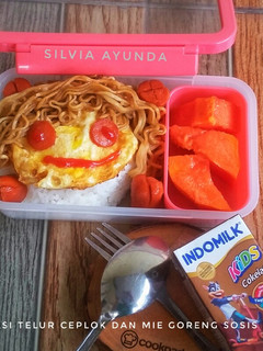 Foto resep Nasi Telur Ceplok Dan Mie Goreng Sosis