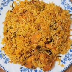 A picture of Chicken Deghi Biryani.