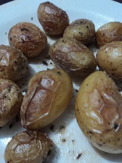 Una foto de Papas a las finas hierbas y sal de mar