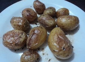 Una foto de Papas a las finas hierbas y sal de mar