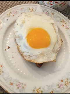 Una foto de Tostada con guacamole y huevo