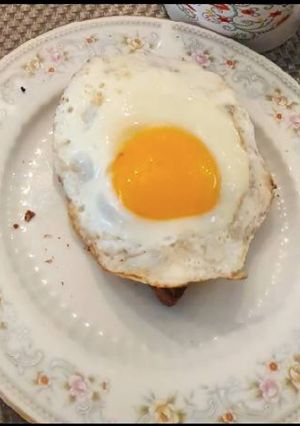 Una foto de Tostada con guacamole y huevo