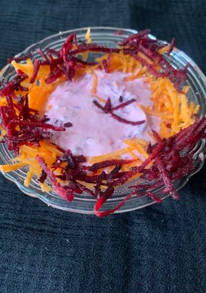 गाजर बीतरूट रायता(gajar beetroot raita recipe in hindi) रेसिपी मुख्य फोटो
