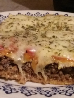 Una foto de Pizza rellena con carne picada