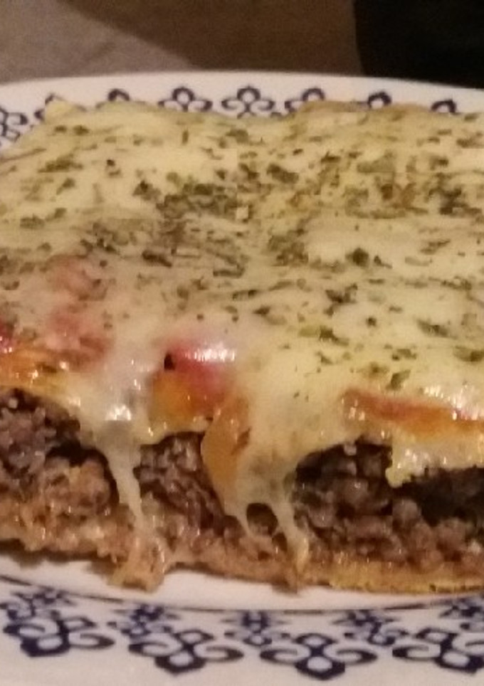 Una foto de Pizza rellena con carne picada