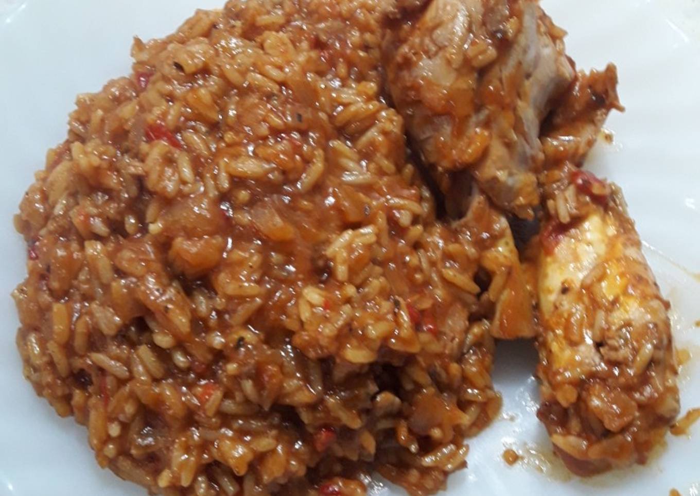 Arroz con pollo y salsa de tomates en wok