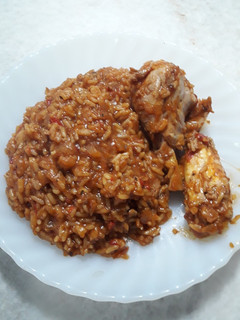 Una foto de Arroz con pollo y salsa de tomates en wok