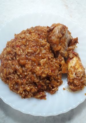 Una foto de Arroz con pollo y salsa de tomates en wok