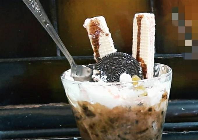 Oreo monster sundae