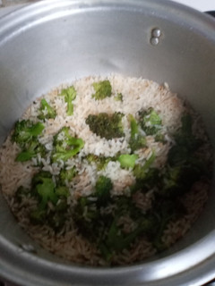 Una foto de Arroz blanco con brócoli