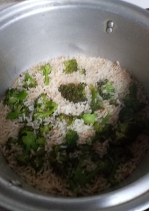 Una foto de Arroz blanco con brócoli
