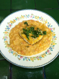 Una foto de Pescado con alubias y gremolata