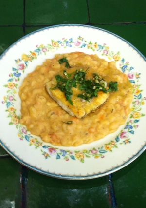 Una foto de Pescado con alubias y gremolata