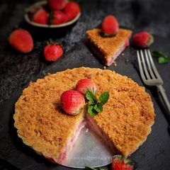 A picture of Strawberry Crumble Cake Tart.