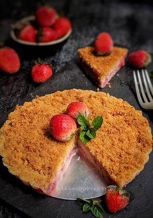A picture of Strawberry Crumble Cake Tart.