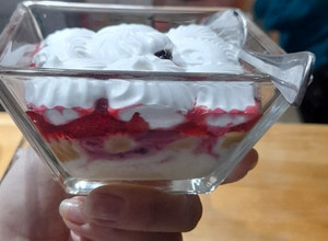 Una foto de Postre Tres leches en vaso🎄