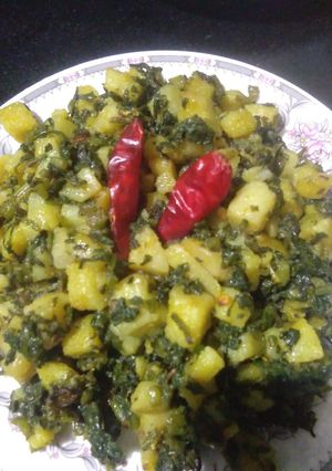 आलू पालक की सब्जी रेसिपी मुख्य फोटो