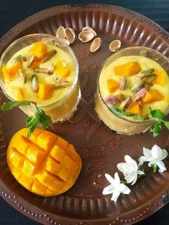 મેંગો લસ્સી (mango lassi recipe in gujarati) રેસીપી મુખ્ય ફોટો