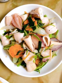 Hình của món Mực xào cần tỏi tây.