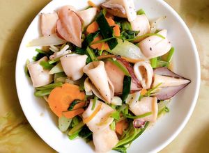 Hình của món Mực xào cần tỏi tây.