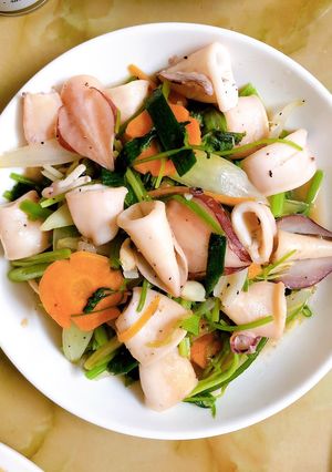Hình của món Mực xào cần tỏi tây.