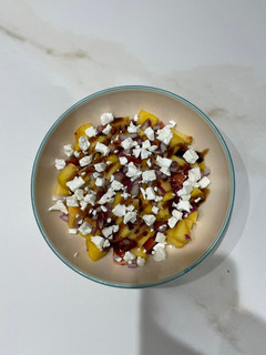 Una foto de Ensalada de tomate, melocotón y queso feta