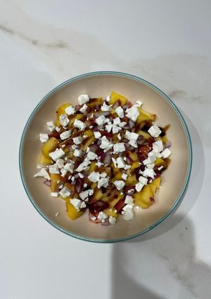 Una foto de Ensalada de tomate, melocotón y queso feta