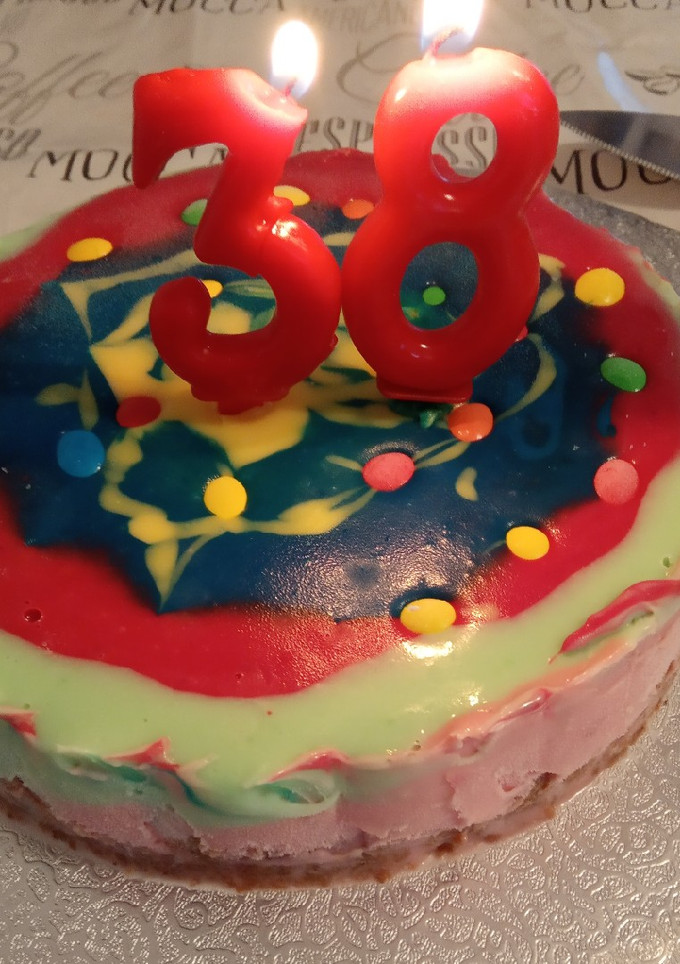 Una foto de Tarta helada de chocolate blanco