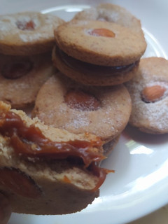 Una foto de Alfajores de Almendra y Dulce de Leche
