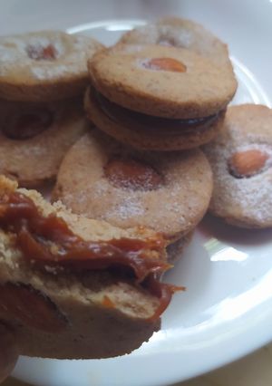 Una foto de Alfajores de Almendra y Dulce de Leche