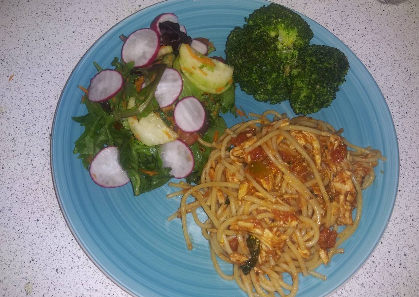 Espaguetis con pollo en salsa de cebolla y ajo