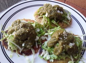 Una foto de Arepas🌽🍘 con salsa verde🌶 picante y queso🧀...🤔😊😋