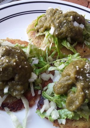 Una foto de Arepas🌽🍘 con salsa verde🌶 picante y queso🧀...🤔😊😋