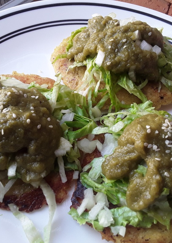 Una foto de Arepas🌽🍘 con salsa verde🌶 picante y queso🧀...🤔😊😋