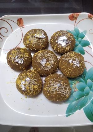 गुड़ और आटे के पेड़े (gur aur aate ke pede recipe in Hindi) रेसिपी मुख्य फोटो