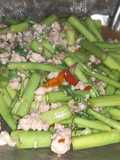 ผัดผักบุ้งแก้วใส่หมูสับ