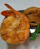 กุ้งผัดกระเทียมและเห็ดฟาง