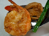 กุ้งผัดกระเทียมและเห็ดฟาง