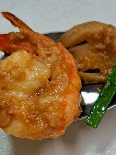 รูปของ กุ้งผัดกระเทียมและเห็ดฟาง